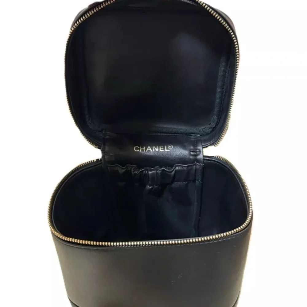 CHANEL Black leather Vintage Vanity Gold Colored CC - Rank AB
